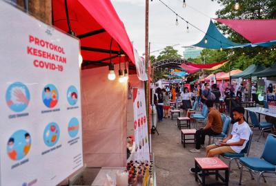 Suasana pengunjung di Pasar Ramadan Gedung Mulo, Makassar, Sulawesi Selatan, Selasa (20/4/2021).