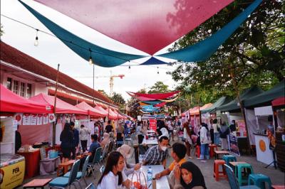 Suasana pengunjung di Pasar Ramadan Gedung Mulo, Makassar, Sulawesi Selatan, Selasa (20/4/2021).