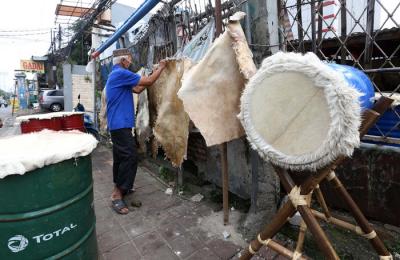 Pedagang mengecek kualitas bedug yang dijual di kawasan Tanah Abang, Jakarta Pusat, Selasa (20/4/2021).