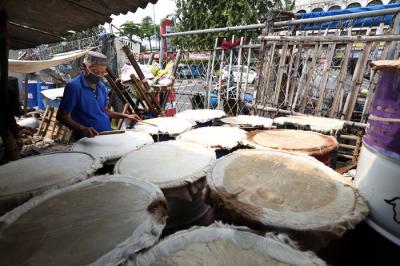Pedagang mengecek kualitas bedug yang dijual di kawasan Tanah Abang, Jakarta Pusat, Selasa (20/4/2021).