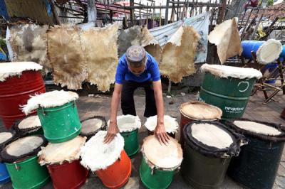 Pedagang mengecek kualitas bedug yang dijual di kawasan Tanah Abang, Jakarta Pusat, Selasa (20/4/2021).