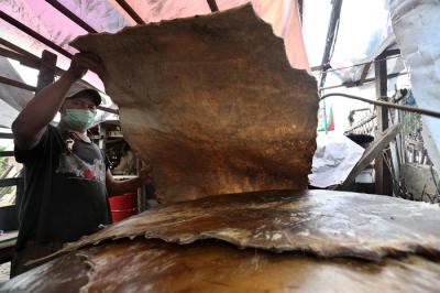 Pedagang mengecek kualitas bedug yang dijual di kawasan Tanah Abang, Jakarta Pusat, Selasa (20/4/2021).