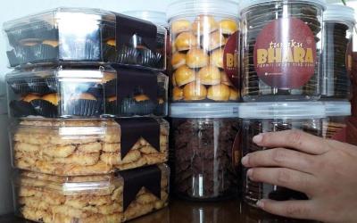 Untuk kue kering berbahan premium dia jual dengan harga antara Rp40 ribu hingga Rp100 ribu per toples tergantung variannya.