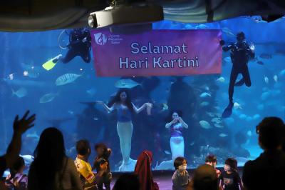 Penyelam menyapa pengunjung di Jakarta Aquarium Safari (JAQS) di Jakarta, Selasa (21/4/2021).