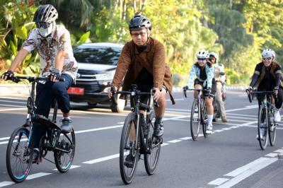 Anggota komunitas sepeda Vin Cycling Gocapan mengenakan kebaya ketika gowes bersama keliling kota Surabaya, Jawa Timur, Rabu (21/4/2021).
