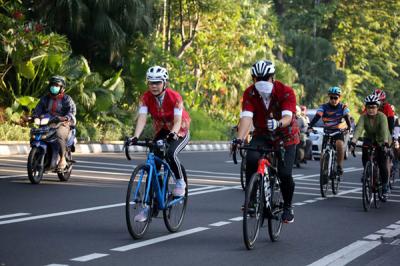 Anggota komunitas sepeda Vin Cycling Gocapan mengenakan kebaya ketika gowes bersama keliling kota Surabaya, Jawa Timur, Rabu (21/4/2021).