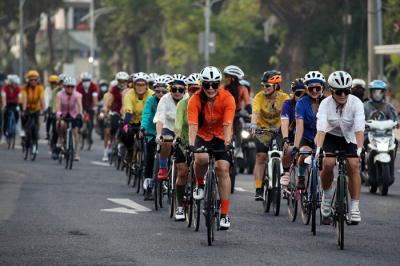 Anggota komunitas sepeda Vin Cycling Gocapan mengenakan kebaya ketika gowes bersama keliling kota Surabaya, Jawa Timur, Rabu (21/4/2021).