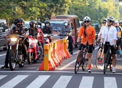 Anggota komunitas sepeda Vin Cycling Gocapan mengenakan kebaya ketika gowes bersama keliling kota Surabaya, Jawa Timur, Rabu (21/4/2021).