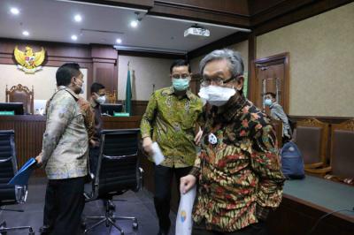 Terdakwa mantan Menteri Sosial Juliari Peter Batubara menjalani perdana di pengadilan Tindak Pidana Korupsi (Tipikor) Jakarta, Rabu (21/4/2021).