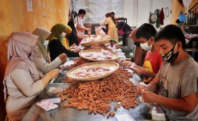 Sejumlah pekerja membuat Kue Otere (tali tali) di Makassar, Sulawesi Selatan, Rabu (21/4/2021).
