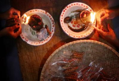 Sejumlah pekerja membuat Kue Otere (tali tali) di Makassar, Sulawesi Selatan, Rabu (21/4/2021).