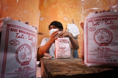Sejumlah pekerja membuat Kue Otere (tali tali) di Makassar, Sulawesi Selatan, Rabu (21/4/2021).