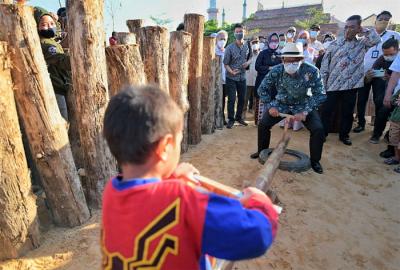 Gubernur Jawa Barat Ridwan Kamil meresmikan Alun-alun Kejaksan Kota Cirebon yang selesai direvitalisasi, Rabu (21/4/2021).