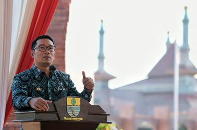 Gubernur Jawa Barat Ridwan Kamil meresmikan Alun-alun Kejaksan Kota Cirebon yang selesai direvitalisasi, Rabu (21/4/2021).