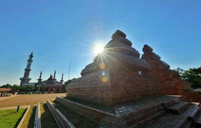Gubernur Jawa Barat Ridwan Kamil meresmikan Alun-alun Kejaksan Kota Cirebon yang selesai direvitalisasi, Rabu (21/4/2021).