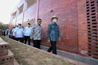 Gubernur Jawa Barat Ridwan Kamil meresmikan Alun-alun Kejaksan Kota Cirebon yang selesai direvitalisasi, Rabu (21/4/2021).