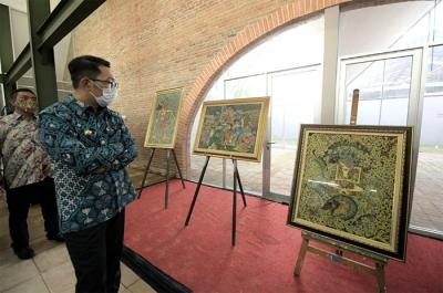 Gubernur Jawa Barat Ridwan Kamil meresmikan operasional Gedung Creative Center Jawa Barat di Kota Cirebon, Rabu (21/4/2021).