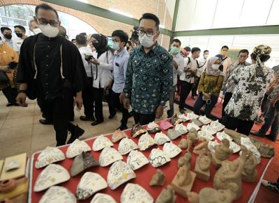 Gubernur Jawa Barat Ridwan Kamil meresmikan operasional Gedung Creative Center Jawa Barat di Kota Cirebon, Rabu (21/4/2021).