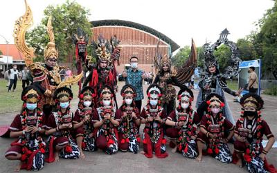 Gubernur Jawa Barat Ridwan Kamil meresmikan operasional Gedung Creative Center Jawa Barat di Kota Cirebon, Rabu (21/4/2021).