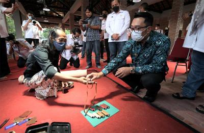 Gubernur Jawa Barat Ridwan Kamil meresmikan operasional Gedung Creative Center Jawa Barat di Kota Cirebon, Rabu (21/4/2021).