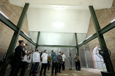 Gubernur Jawa Barat Ridwan Kamil meresmikan operasional Gedung Creative Center Jawa Barat di Kota Cirebon, Rabu (21/4/2021).