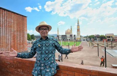 Gubernur Jawa Barat Ridwan Kamil meresmikan pemanfaatan Alun-alun Majalengka yang telah selesai direvitalisasi, Rabu (21/4/2021).