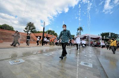 Gubernur Jawa Barat Ridwan Kamil meresmikan pemanfaatan Alun-alun Majalengka yang telah selesai direvitalisasi, Rabu (21/4/2021).