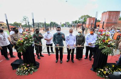 Gubernur Jawa Barat Ridwan Kamil meresmikan pemanfaatan Alun-alun Majalengka yang telah selesai direvitalisasi, Rabu (21/4/2021).
