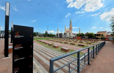Gubernur Jawa Barat Ridwan Kamil meresmikan pemanfaatan Alun-alun Majalengka yang telah selesai direvitalisasi, Rabu (21/4/2021).