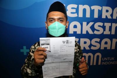 Sejumlah guru sekolah Islam Shafta mengikuti vaksinasi massal di Sentra Vaksinasi BUMN Convention Hall Grand City Mall Surabaya, Jawa Timur, Rabu (21/4/2021).