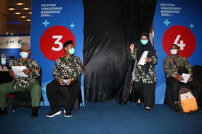 Sejumlah guru sekolah Islam Shafta mengikuti vaksinasi massal di Sentra Vaksinasi BUMN Convention Hall Grand City Mall Surabaya, Jawa Timur, Rabu (21/4/2021).