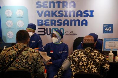 Sejumlah guru sekolah Islam Shafta mengikuti vaksinasi massal di Sentra Vaksinasi BUMN Convention Hall Grand City Mall Surabaya, Jawa Timur, Rabu (21/4/2021).