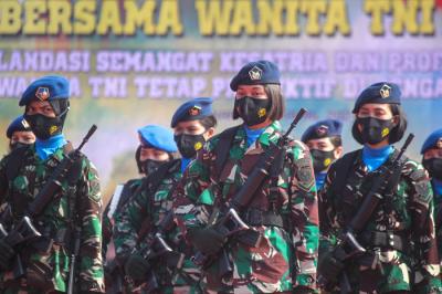 Anggota Korps Prajurit Wanita TNI Apel Bersama Wanita TNI dalam rangka memperingati Hari Kartini, di Plaza Mabes TNI Cilangkap, Jakarta Timur, Rabu (21/4/2021).