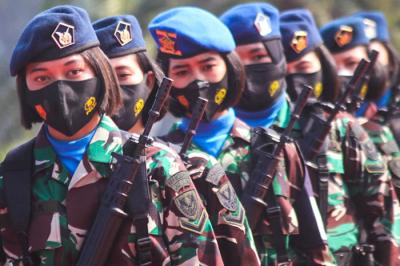 Anggota Korps Prajurit Wanita TNI Apel Bersama Wanita TNI dalam rangka memperingati Hari Kartini, di Plaza Mabes TNI Cilangkap, Jakarta Timur, Rabu (21/4/2021).