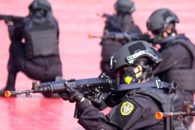 Anggota Korps Prajurit Wanita TNI Apel Bersama Wanita TNI dalam rangka memperingati Hari Kartini, di Plaza Mabes TNI Cilangkap, Jakarta Timur, Rabu (21/4/2021).
