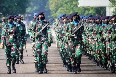 Anggota Korps Prajurit Wanita TNI Apel Bersama Wanita TNI dalam rangka memperingati Hari Kartini, di Plaza Mabes TNI Cilangkap, Jakarta Timur, Rabu (21/4/2021).