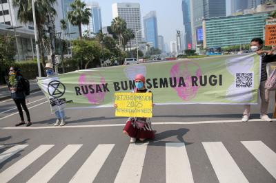 Aktivis melakukan aksi Joget Jagat: Diam Berarti Tenggelam untuk memperingati Hari Bumi 2021 di kawasan Bundaran Hotel Indonesia, Jakarta, Kamis (22/4/2021).