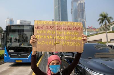 Aktivis melakukan aksi Joget Jagat: Diam Berarti Tenggelam untuk memperingati Hari Bumi 2021 di kawasan Bundaran Hotel Indonesia, Jakarta, Kamis (22/4/2021).