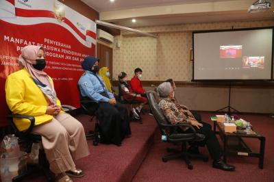 Penyerahan beasiswa pendidikan pada ahli waris yang dilakukan serentak pada 33 provinsi di Surabaya, Jawa Timur, Rabu (21/4/2021).