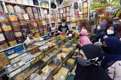 Toko kue mulai diserbu pembeli di Pasar Jatinegara, Jakarta, Kamis (22/4/2021).