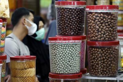 Toko kue mulai diserbu pembeli di Pasar Jatinegara, Jakarta, Kamis (22/4/2021).