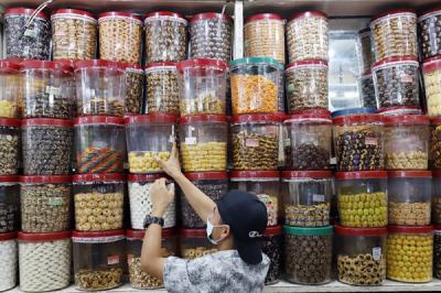 Toko kue mulai diserbu pembeli di Pasar Jatinegara, Jakarta, Kamis (22/4/2021).