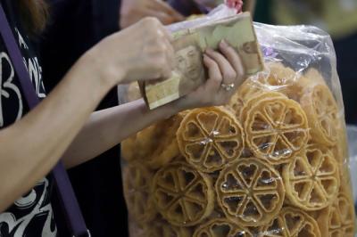 Toko kue mulai diserbu pembeli di Pasar Jatinegara, Jakarta, Kamis (22/4/2021).