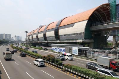 Pekerja beraktifitas diatas stasiun LRT MT Haryano, Jakarta, Kamis (22/4/2021).