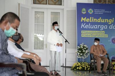 Penandatangan nota kesepakatan terkait pengembangan ekosistem peternakan melalui inovasi dan pemanfaatan teknologi informasi di Bandung, Kamis (22/4/2021).
