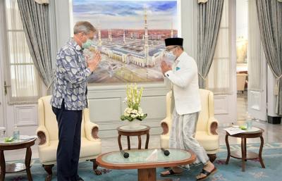 Gubernur Jawa Barat Ridwan Kamil menerima Duta Besar Uni Eropa untuk Indonesia dan Brunei Darussalam Vincent Piket di Gedung Pakuan Bandung, Kamis (22/4/2021).