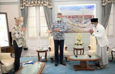 Gubernur Jawa Barat Ridwan Kamil menerima Duta Besar Uni Eropa untuk Indonesia dan Brunei Darussalam Vincent Piket di Gedung Pakuan Bandung, Kamis (22/4/2021).