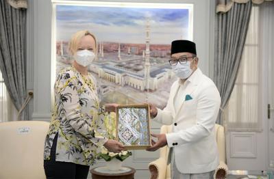 Gubernur Jawa Barat Ridwan Kamil menerima Duta Besar Uni Eropa untuk Indonesia dan Brunei Darussalam Vincent Piket di Gedung Pakuan Bandung, Kamis (22/4/2021).