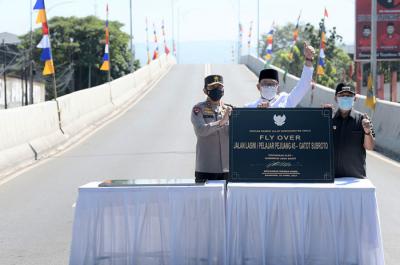 Gubernur Jawa Barat Ridwan Kamil meresmikan jembatan layang Jalan Laswi (Pelajar Pejuang 45) dan Jalan Jakarta di Kota Bandung, Jawa Barat, Kamis (22/4/2021).