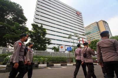 Aparat Kepolisian dan TNI menjaga Gedung Sekretariat ASEAN jelang pelaksanaan KTT Perhimpunan Negara-Negara Asia Tenggara di Jakarta, Jumat (23/4/2021).